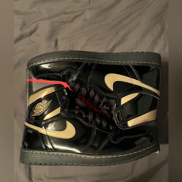 Jordan 1 Retro High Metallic Gold Sneaker